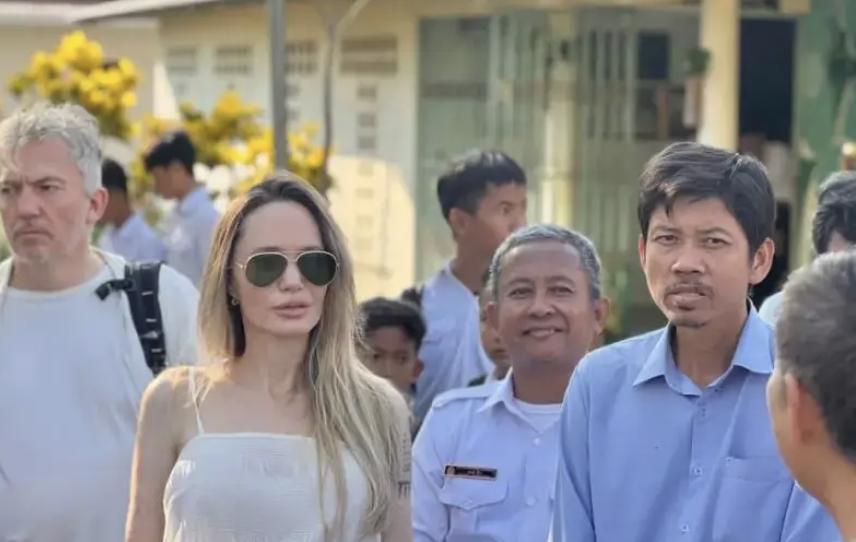 好莱坞巨星安吉丽娜朱莉现身柬埔寨，网友却热议：看这脸不像本人