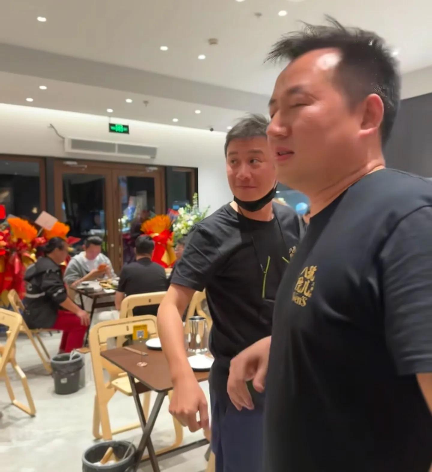 放弃娱乐圈！41岁文章转型开饭店，无名指戒指抢镜，疑已低调再婚