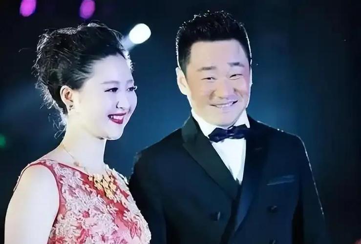 她未婚先孕，嫁大18岁“丑男”明星，如今结婚11年仍被丈夫宠成宝