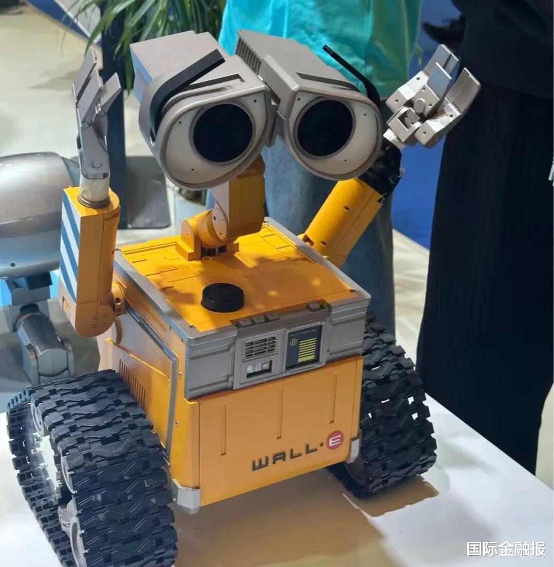 從展臺到客廳與廚房，機器人加快走進日常 | 直擊AWE 2026