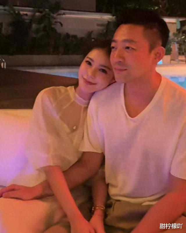 不矫情！马筱梅月子期间出去逛夜市，汪小菲和妻子甜蜜互动超宠妻