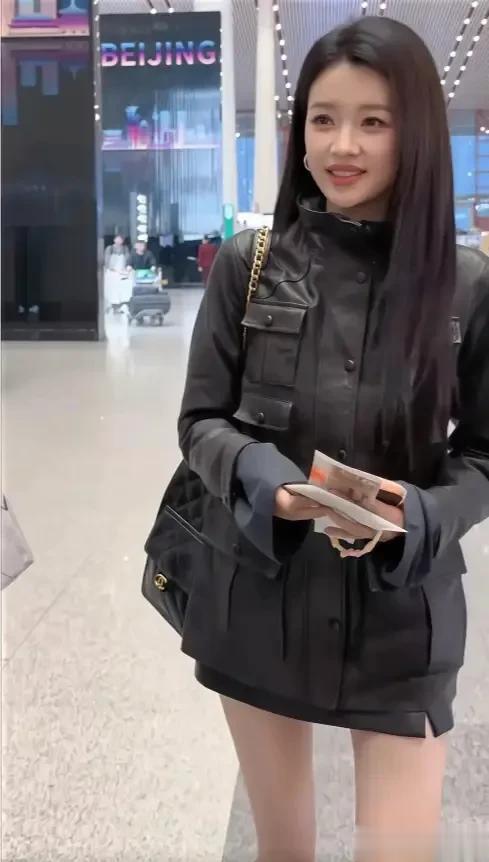 离婚后的孙怡更美了！黑皮衣搭短裙现身机场，又瘦又白少女感爆棚