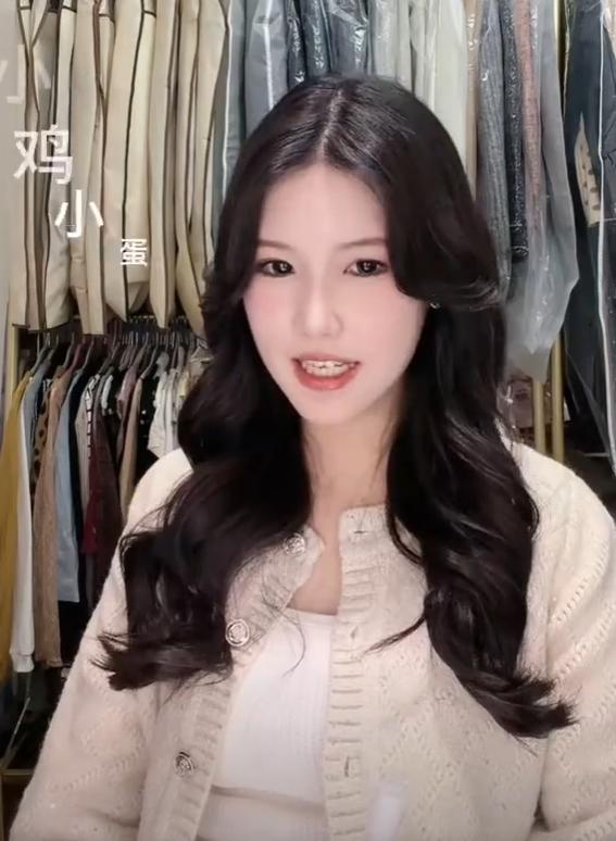 童锦程孩子妈直播露全脸,果然大美女,自称天然脸,10分钟就被封