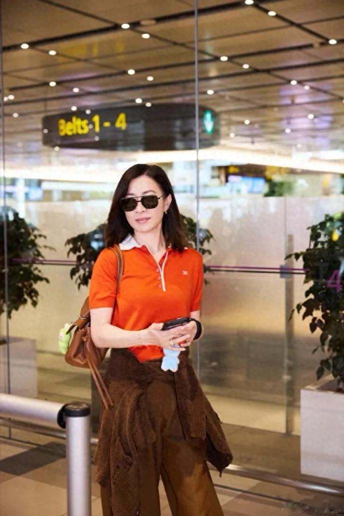 新加坡街头偶遇佘诗曼！本人又瘦又美，气质优雅又接地气