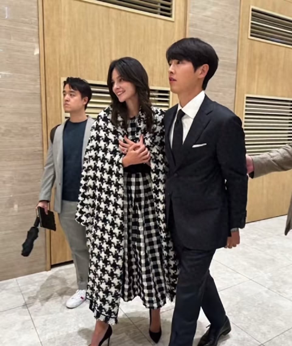 宋仲基和妻子参加活动，他状态不错很童颜，妻子面相有点不扛老