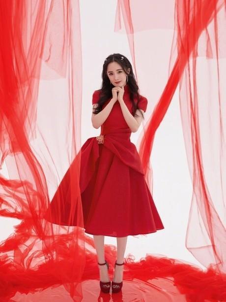 杨幂红妆敬新年:为何一红就封神?谁看了不心动?谁不想沾喜气?