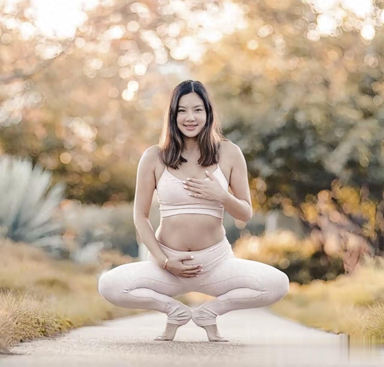 45岁乐基儿减肥后回香港，身穿短裙身材苗条，离婚后兼职瑜伽教练