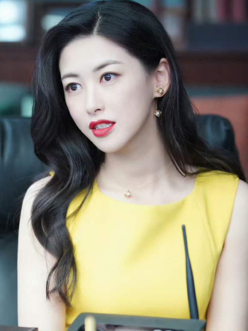 朱珠一家吃路边摊被偶遇！女儿热出一头汗，老公偷拍她满眼都是爱