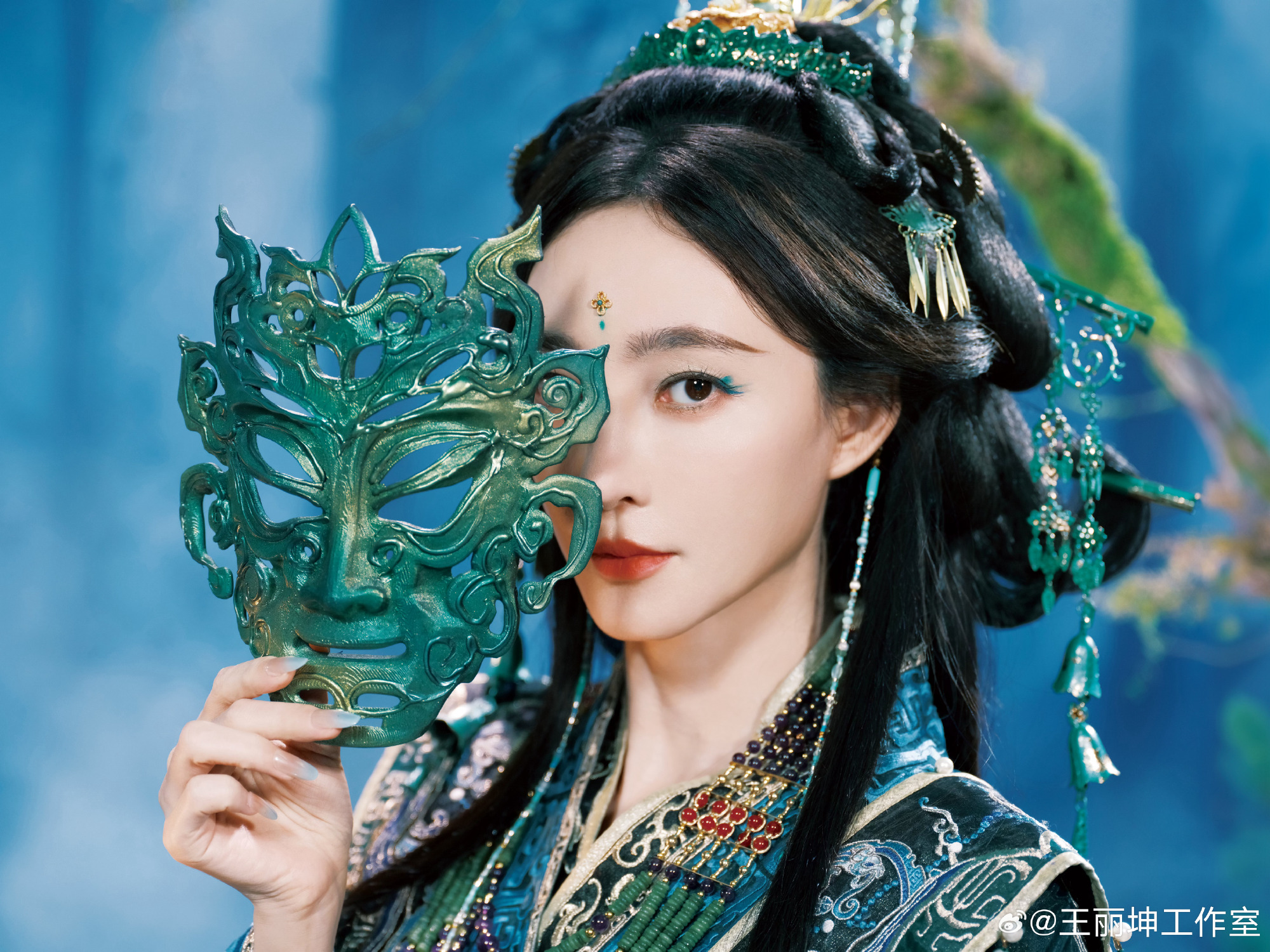 王丽坤氛围感王者，职场/古韵/年味/雪景，跨风格演绎显女神风范