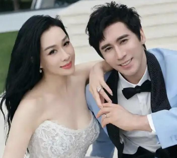 上亿身价的钟丽缇，55岁却还在拼命生儿子，她图的什么？