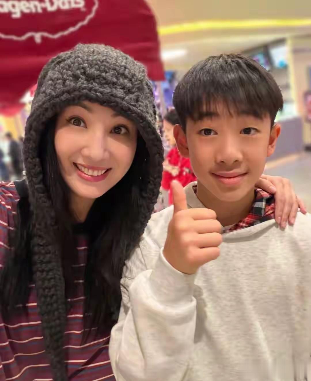 应采儿郑希怡带娃同框，闺蜜情太好嗑，12岁Jasper变化让人意外