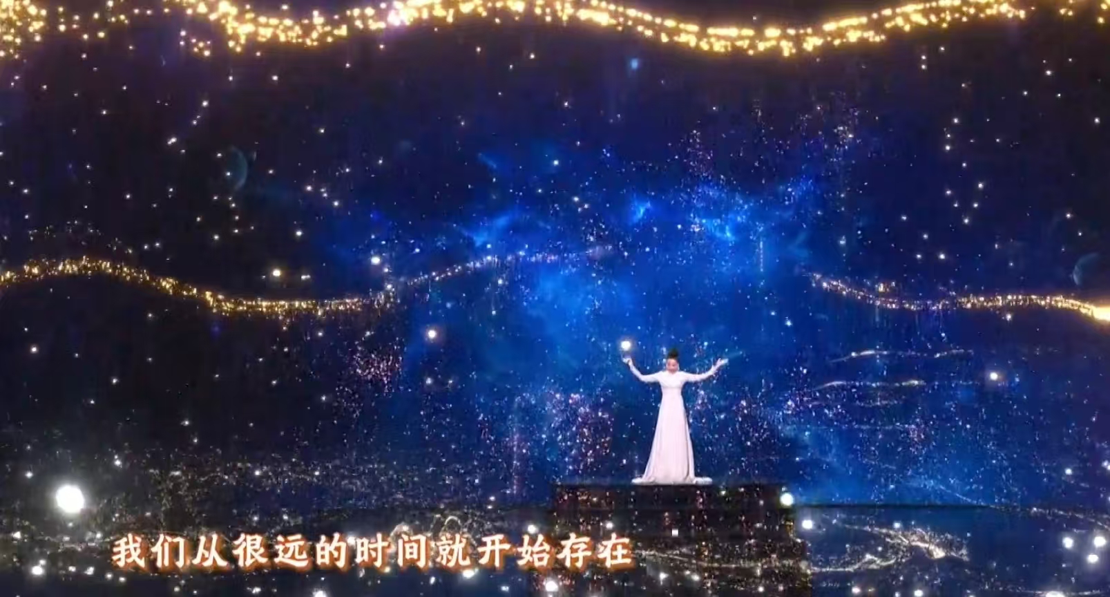 57岁王菲断崖式衰老！十个月前刚和谢霆锋秀恩爱，两人外形差距大