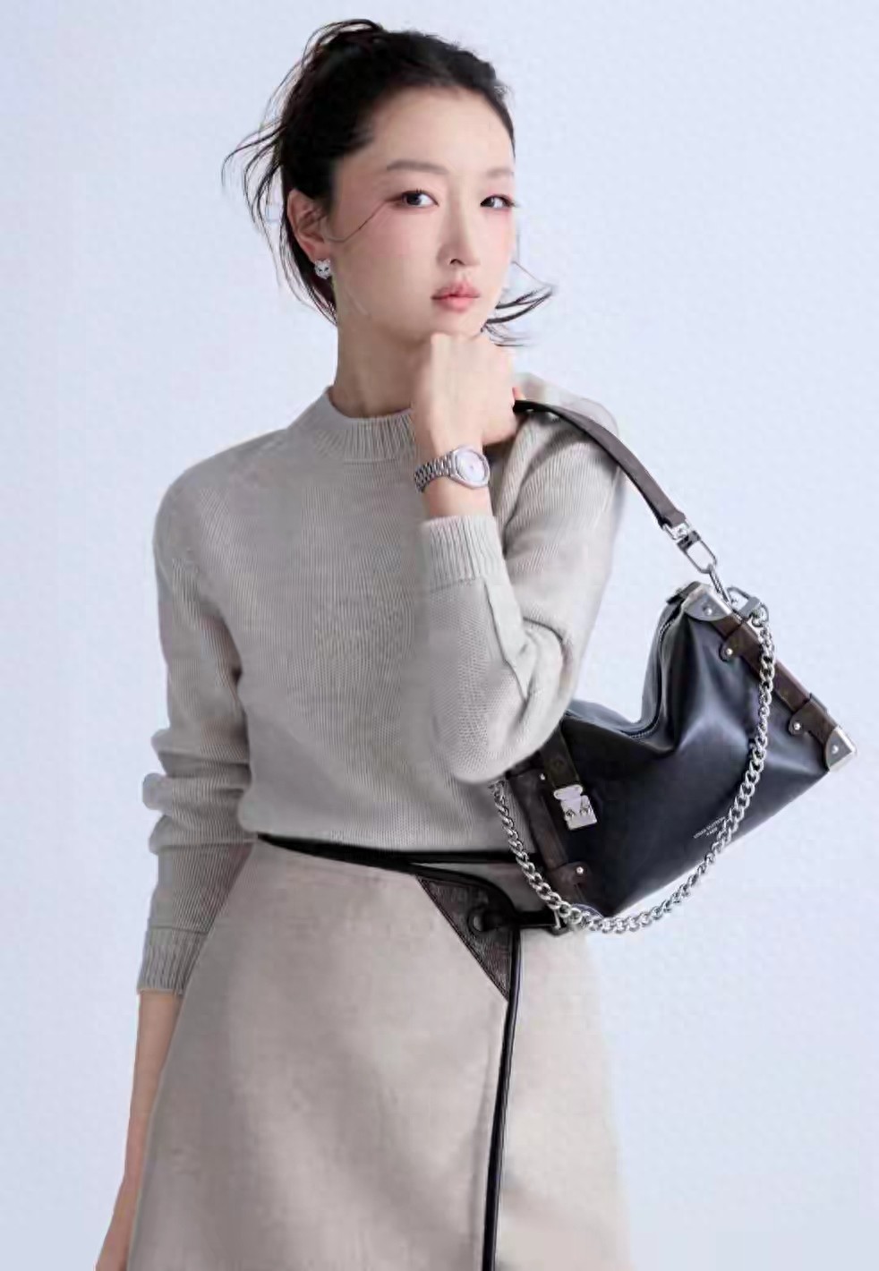 周冬雨真是女神范儿满满，简单搭配就散发出高级感！