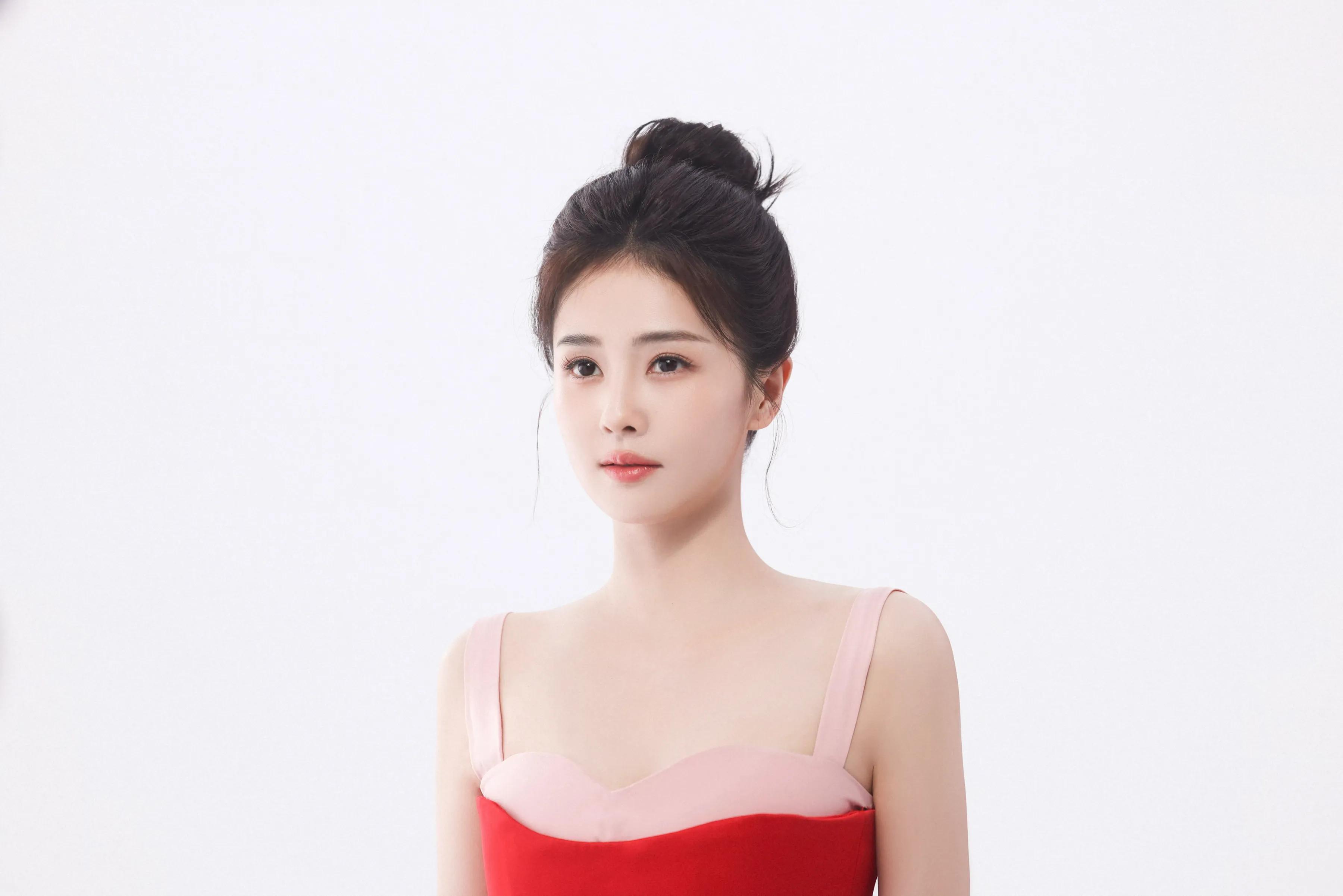 白鹿,红裙似火,明艳动人!