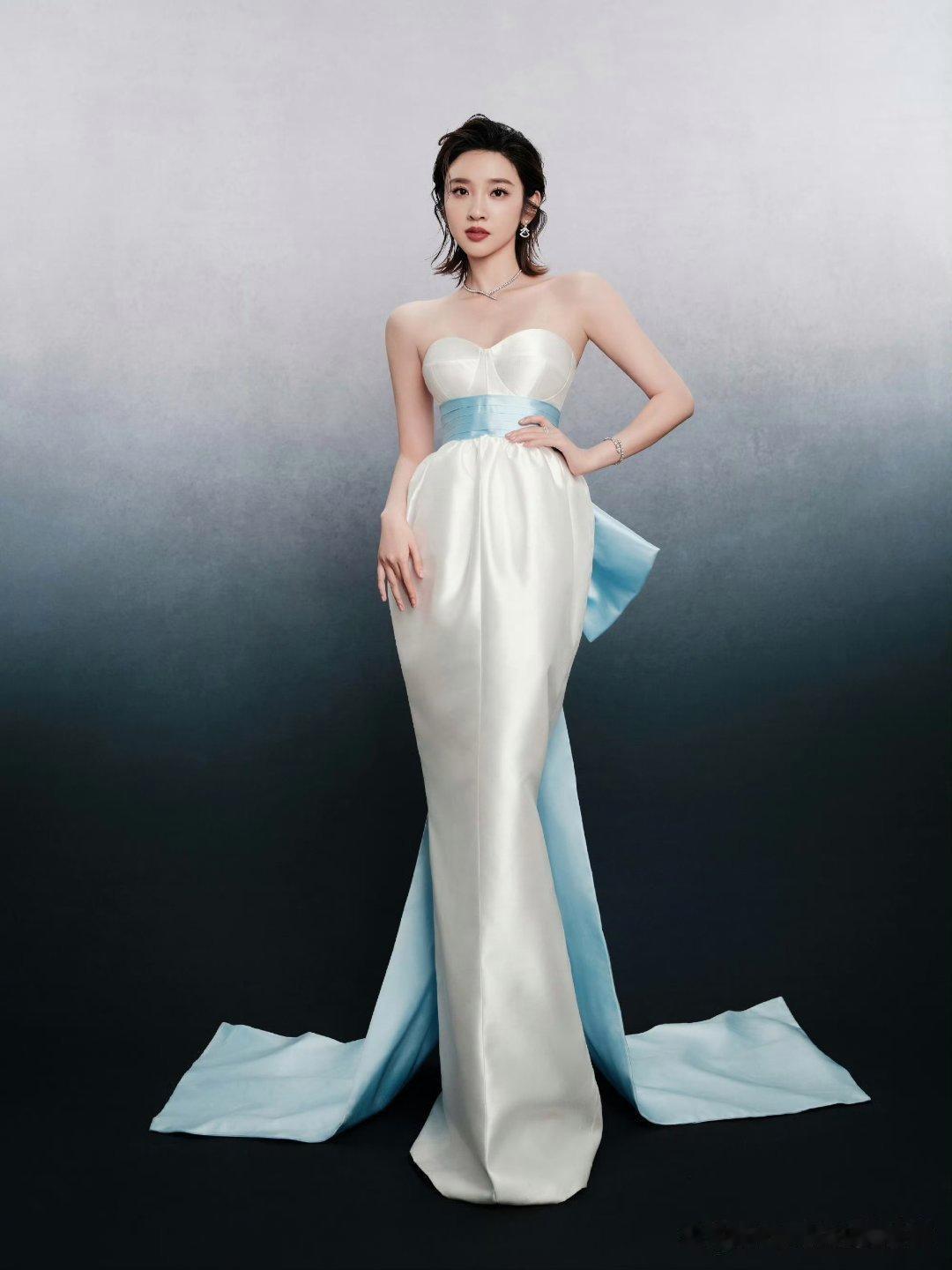 唐艺昕的白裙造型中浅蓝色更多了几分清新。