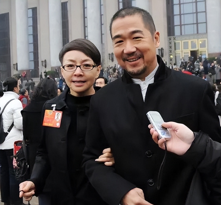 官媒发文，71岁张国立再破天花板，他让王刚和整个娱圈“沉默”了