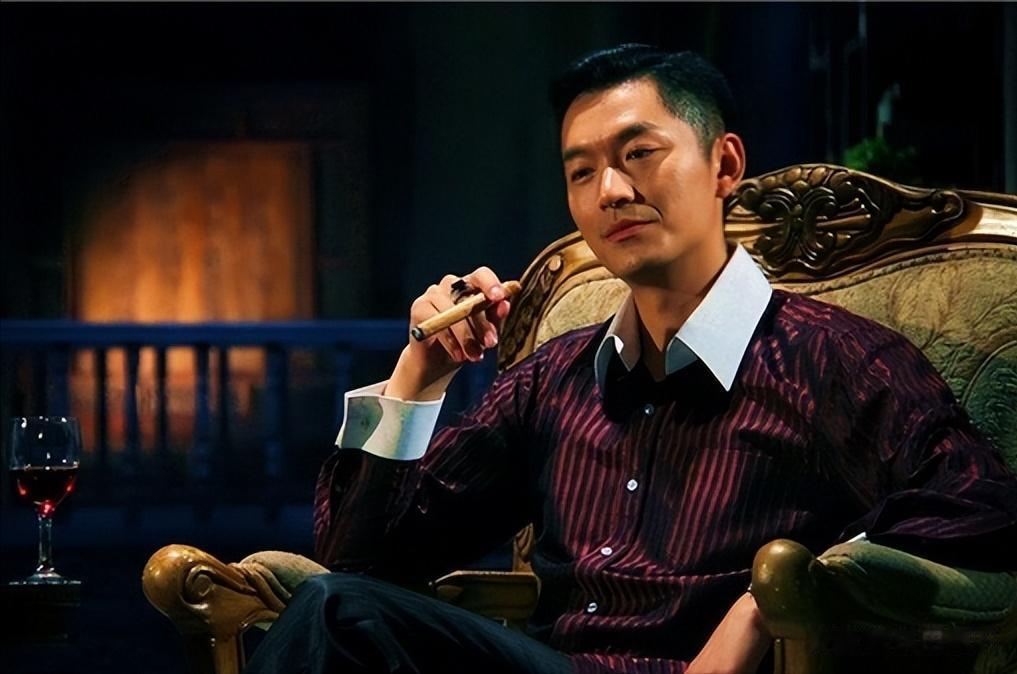 他是上海著名演员，比陆毅帅，比刘恺威演技好，出道30年始终不火