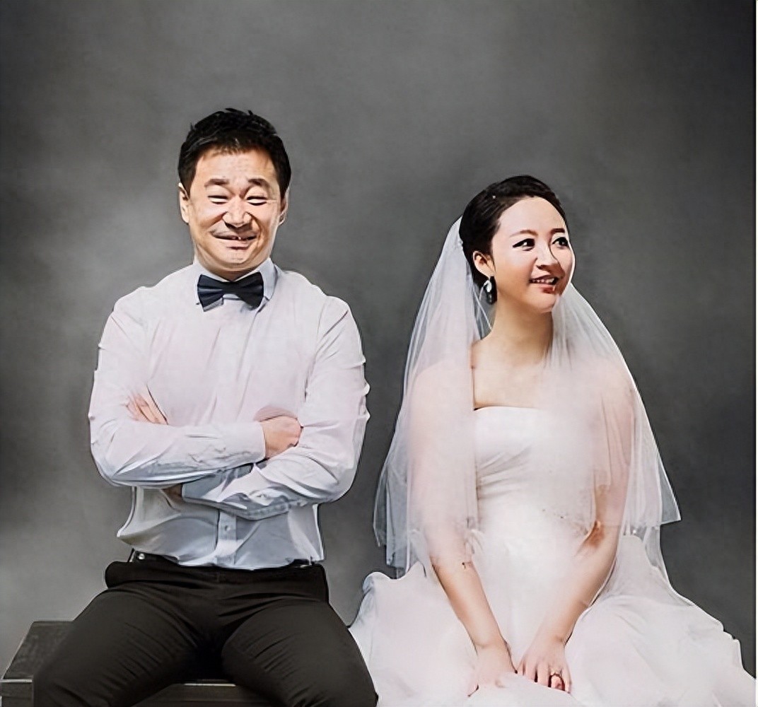 她未婚先孕，嫁大18岁“丑男”明星，如今结婚11年仍被丈夫宠成宝