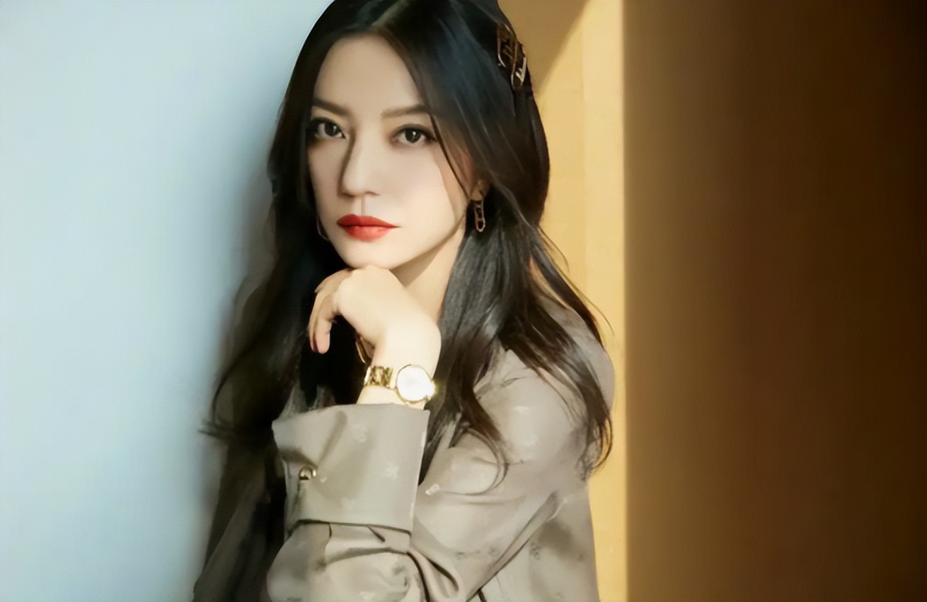 一手好牌打稀烂，50岁赵薇再迎一大噩耗，但她有一点仍让人膈应！