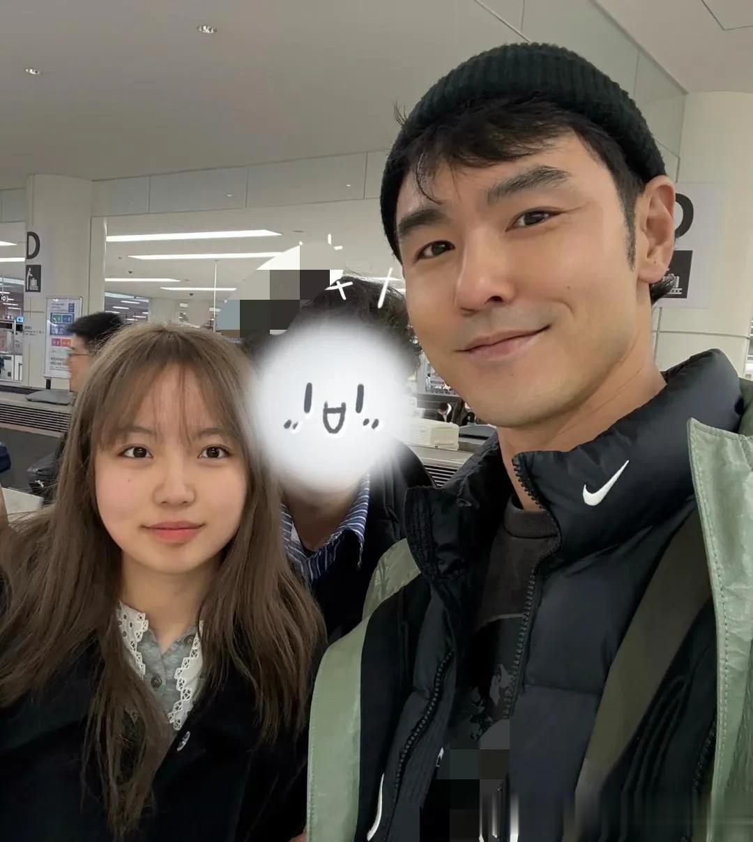 42岁阮经天在日本滑雪被偶遇，身材高挑看起来很帅气，少年感满满