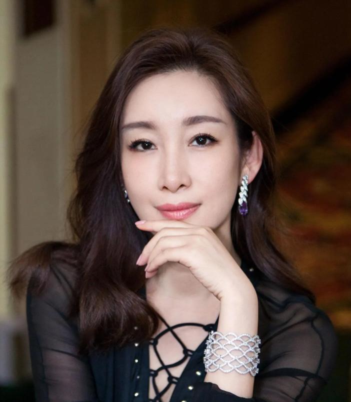 王新军没想到，闫学晶人设崩塌不到半月，秦海璐因一句话口碑暴增