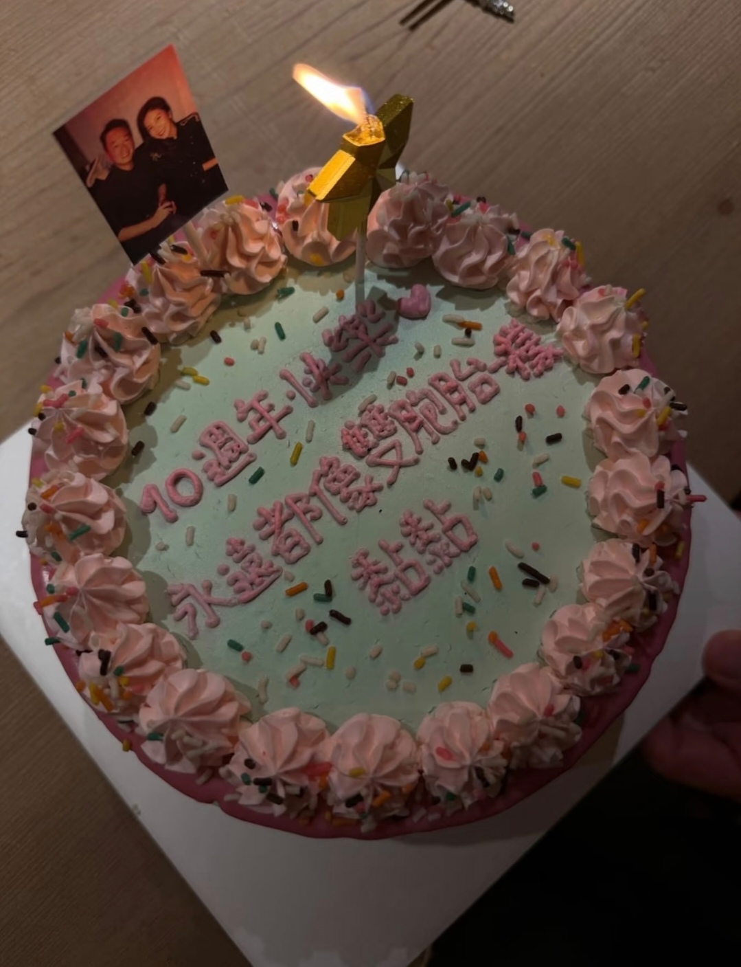 演员杨谨华结婚10周年，与富商老公甜蜜亲吻，杨祐宁夫妇到场庆贺