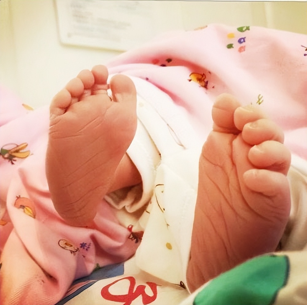 她未婚先孕，嫁大18岁“丑男”明星，如今结婚11年仍被丈夫宠成宝