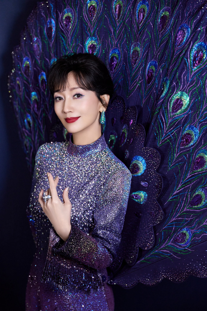 赵雅芝老婆今日穿着紫色鎏金裙，成熟女性的温婉和贵气拉满