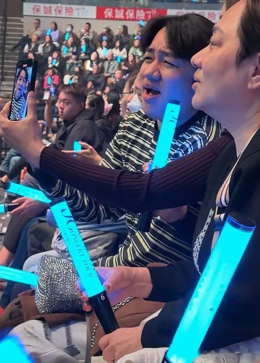 83岁卢海鹏开演唱会，上台颤颤巍巍要人扶，和小8岁陈百祥像父子