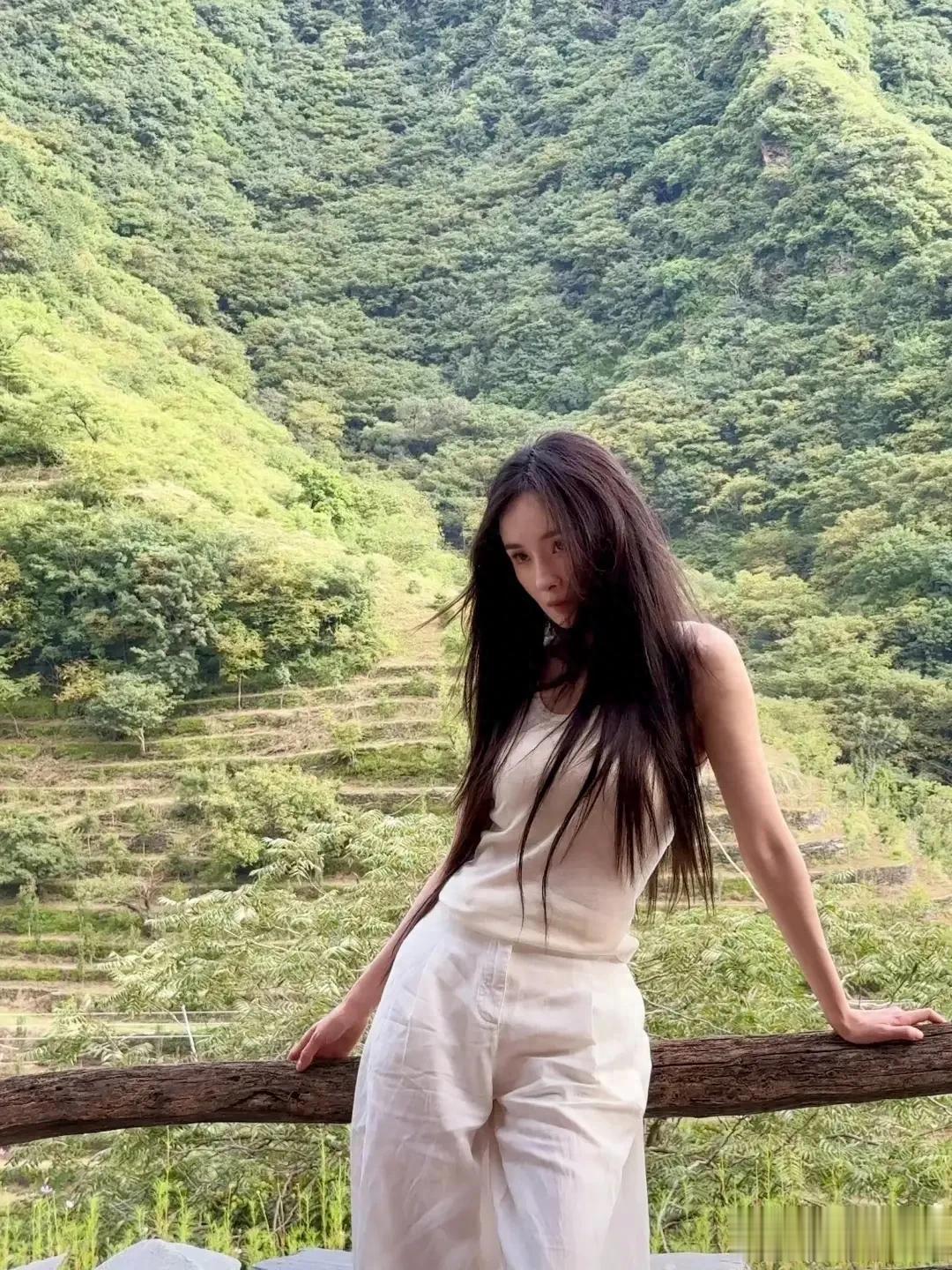 杨幂连脚丫子都是香香的!