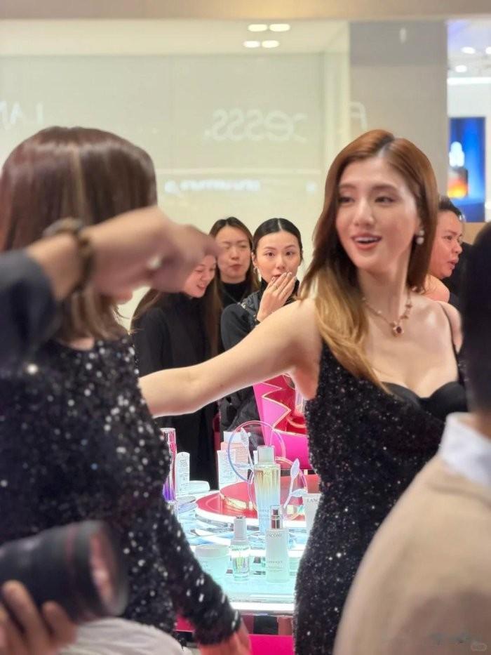 吴千语的身材太瘦了，肩膀的骨头都凸起来了，反而不如以前好看