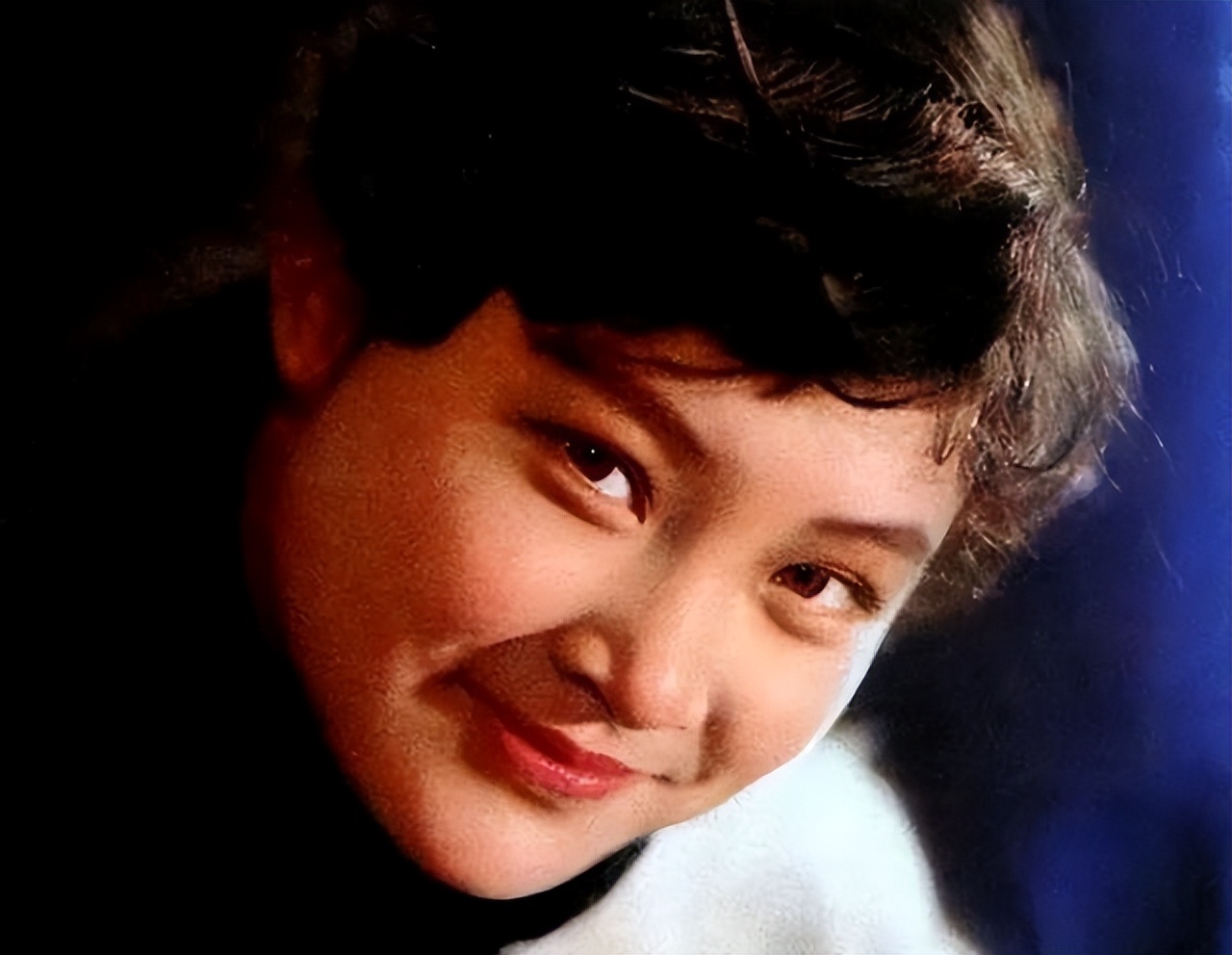 让春晚导演给全国观众道歉，入美国籍后却回国捞金，陈冲凭什么？