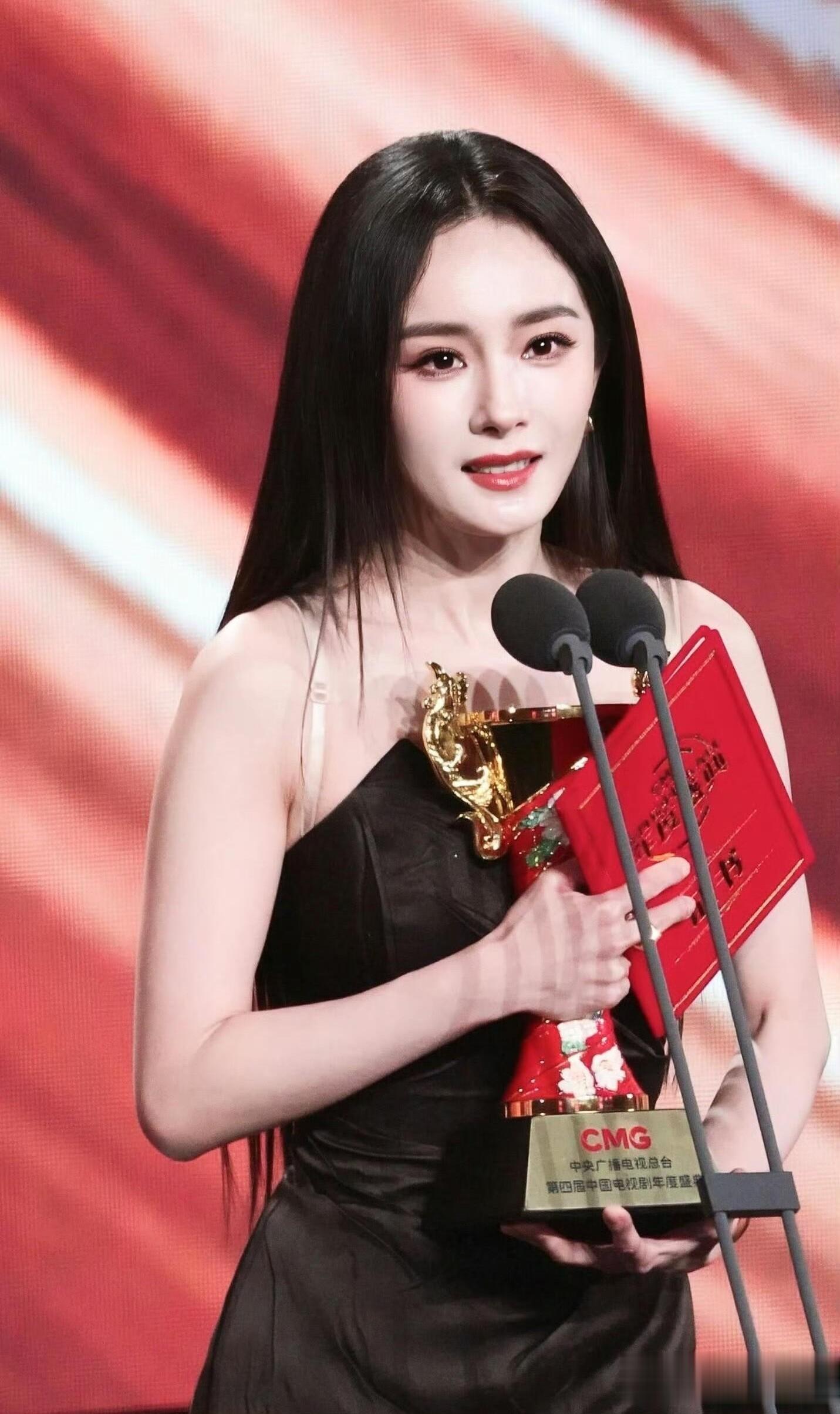 杨幂出席电视剧年度盛典，穿黑色抹胸礼服裙 长发及腰教科书般优雅