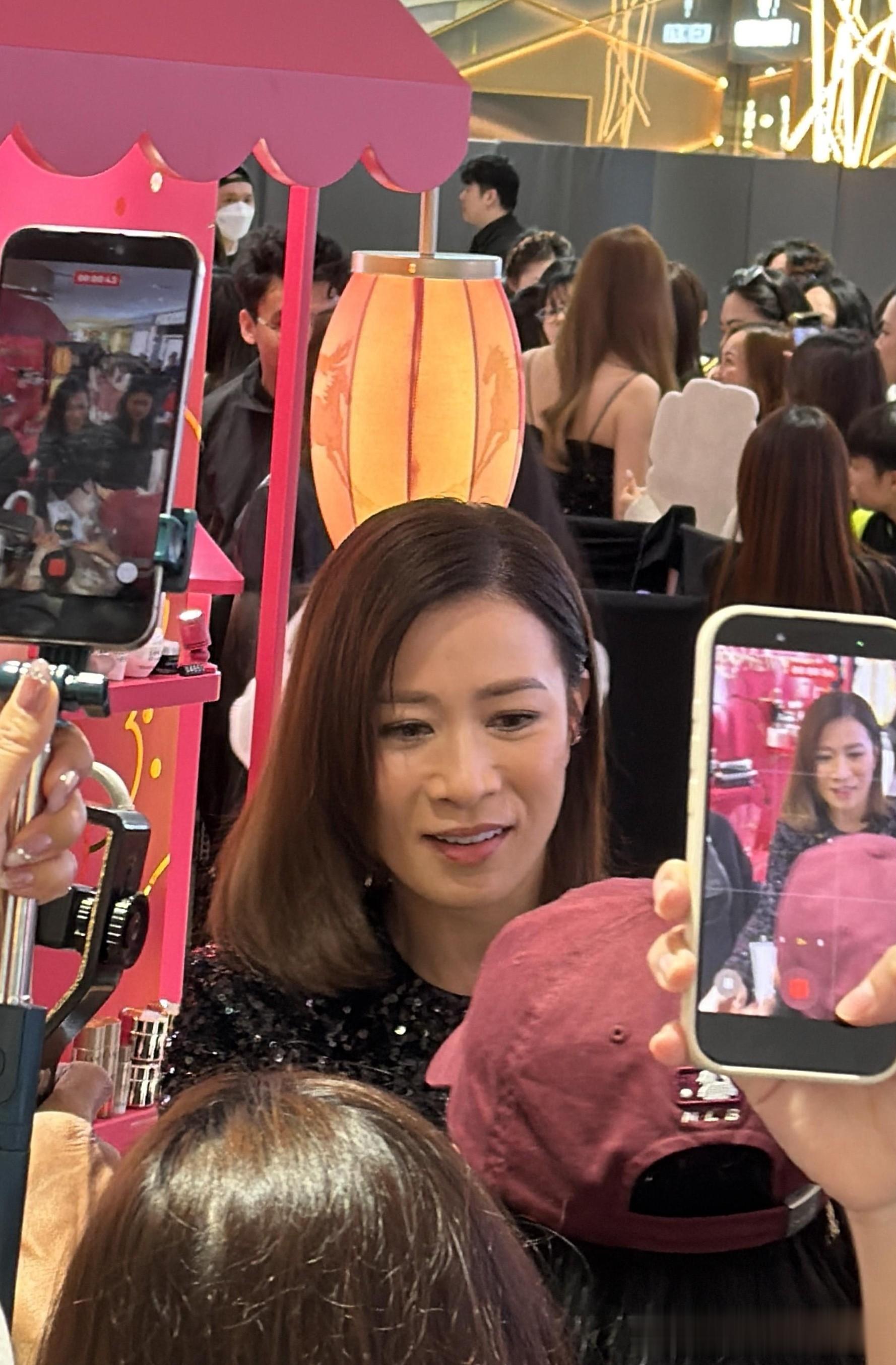 佘诗曼吴千语现身海港城, 千语无滤镜也超美, 两大美女同框好养眼