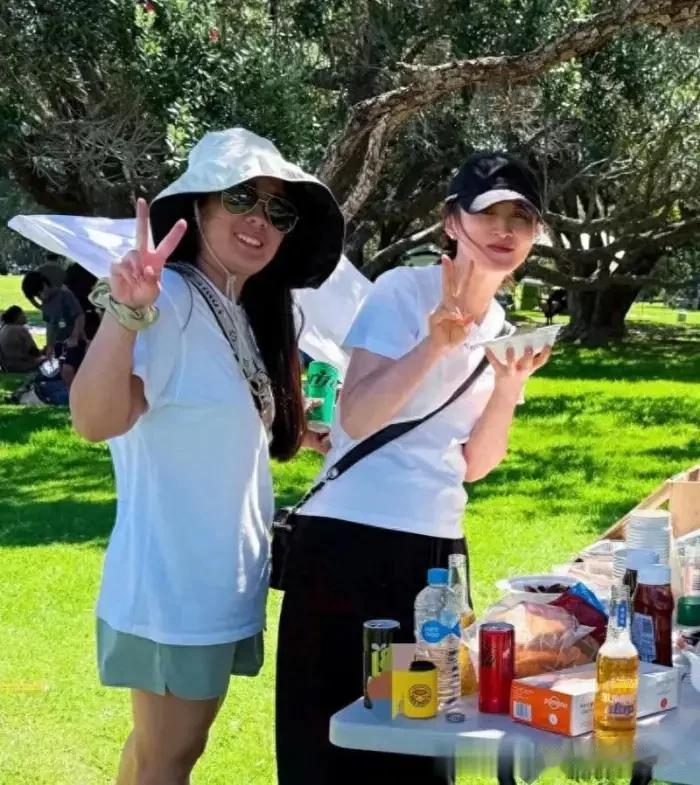 50岁蒋勤勤近照曝光,皮肤白皙,身材苗条,确实很会保养