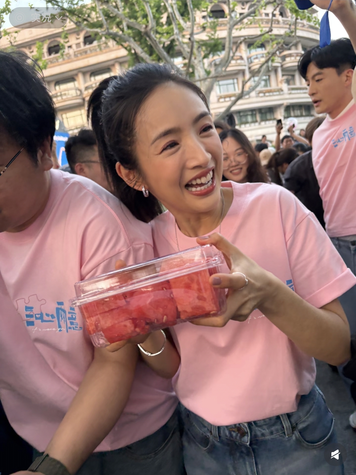 林依晨西湖边发西瓜，本人好美眼睛好亮，皮肤很自然没有科技感！