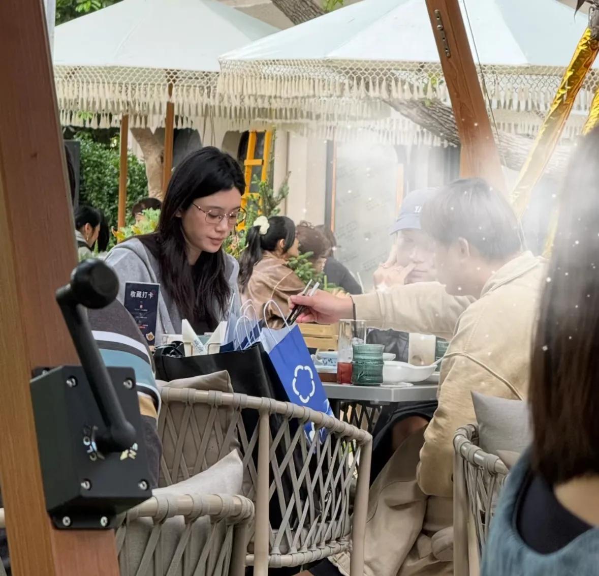 奚梦瑶吃饭被偶遇，戴平光镜素面朝天，气质像路人差点没被认出来