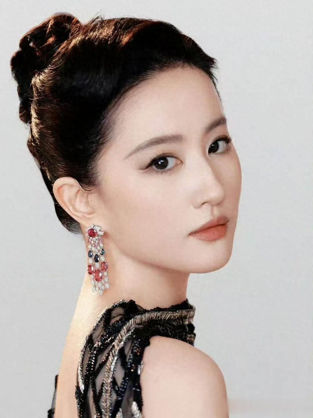 刘亦菲黑色抹胸裙搭配纱巾,盘起头发的样子内娱第一仙女!