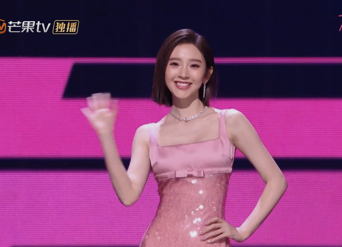 孙怡与唐艺昕穿得都像粉红女郎，张若昀对妻子的爱一眼就看出来了