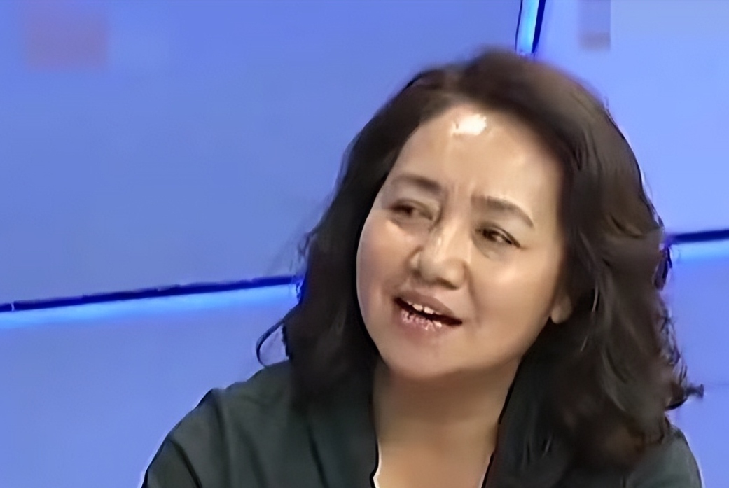 她是国家一级演员，也是李幼斌亲姐姐，出道38年却拒绝与弟弟合作