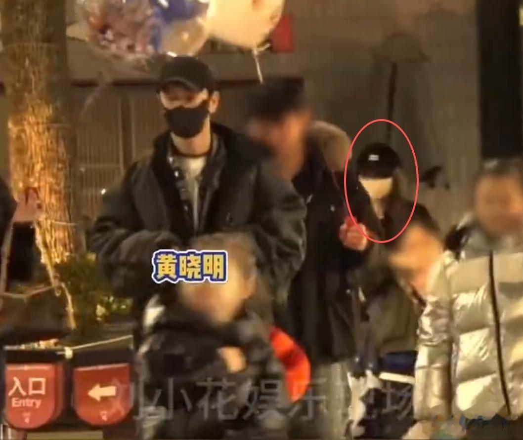 黄晓明现身交警队，9岁儿子骑车违规，他独自排队认罚，背影沧桑