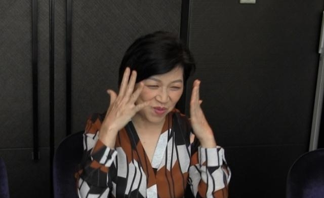 她嫁圈外丈夫，婚后生4个子女，都是香港大学毕业的
