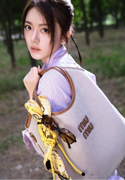 赵今麦是得罪造型师了吗？miumiu大片被网友锐评：仇人看了都释怀