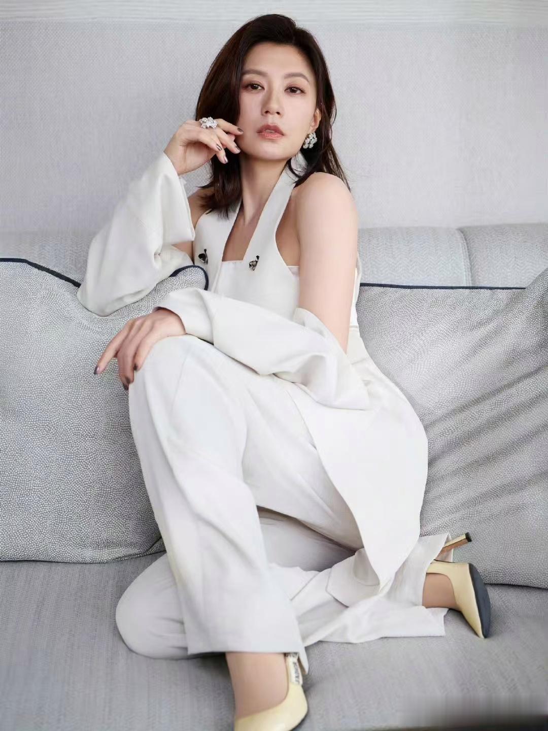 贾静雯身穿白色西装搭配高级又优雅,举手投足间尽展女神风范