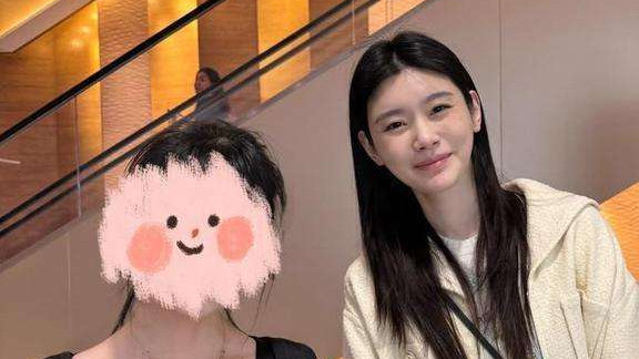 碰见奚梦瑶和老公逛街，被表扬本人超美像大学生，夫妇二人显恩爱！