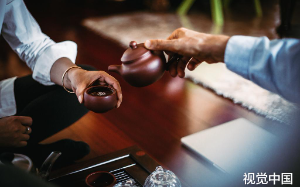 父亲才去世一周，52岁的母亲居然怀孕，说那个男人才是我亲爸……