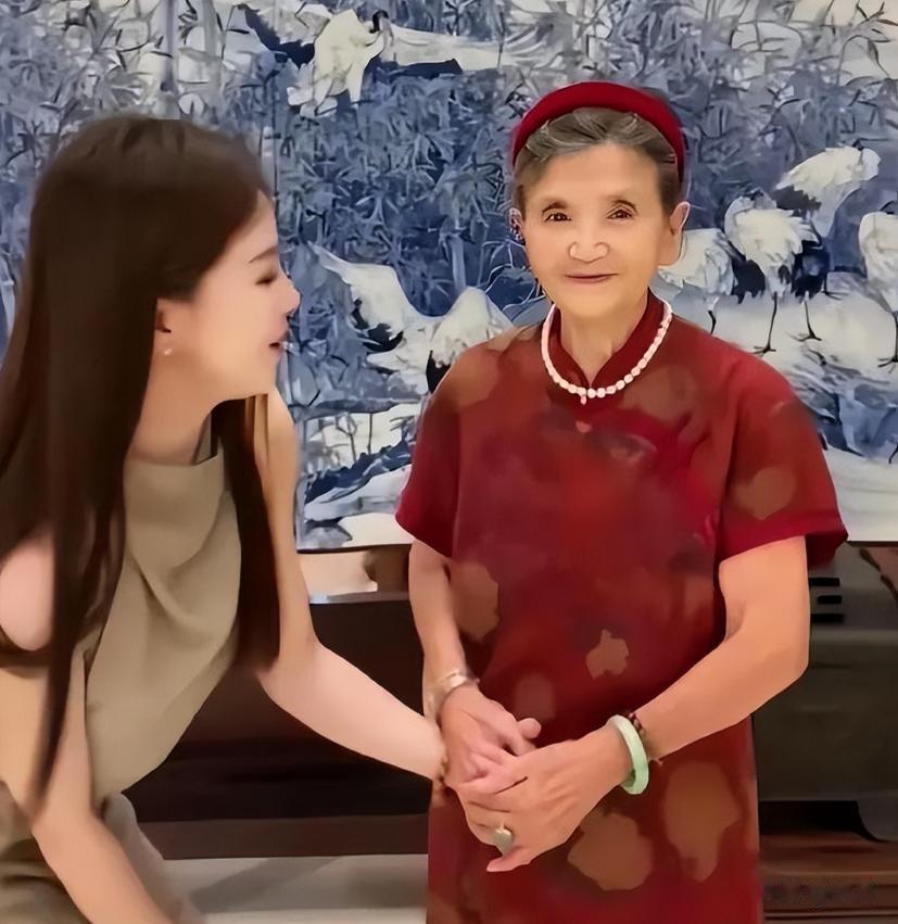杨家一个举动证明23岁“新儿媳”有多重要，黄圣依果真是跑对了