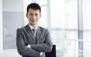 老板想黑掉我救母的五十万，我转投对家告到他资金断裂，看着他坐轮椅在楼下要饭