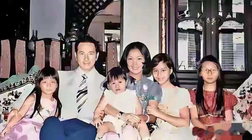 何超蕸因病离世，小时候的她留着长发，颜值不输姐姐，太低调了