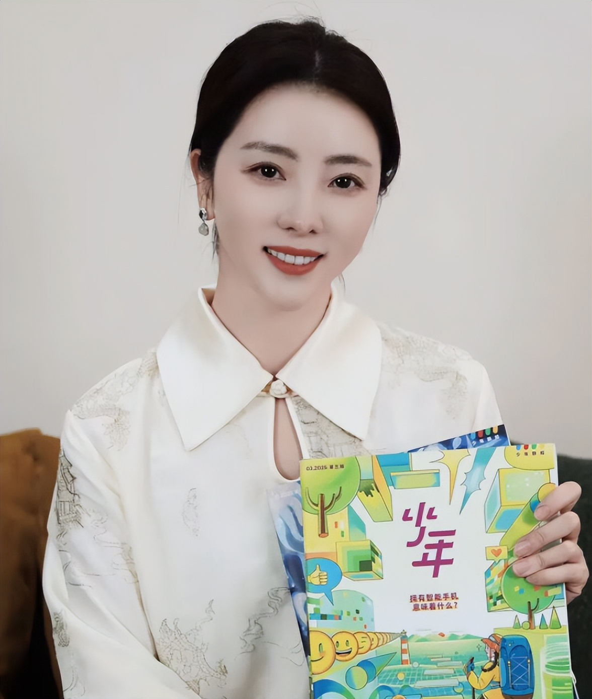 李思思现身河北县城商演，穿搭臃肿气质全无，央视名嘴落差太扎心